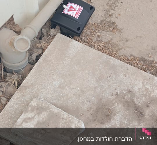 תיבת האכלה ורעל להדברת מכרסמים מותקנת מחוץ למבנה